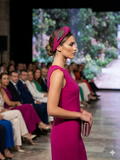 Diadema fucsia con lazo y pedrería oval negra en la modelo