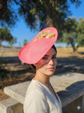 Sombrero Pamela Casey rosa con ala ancha y adorno floral en la diadema