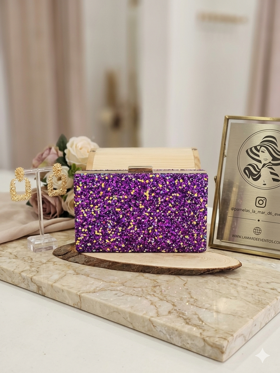 Bolso Bali de lentejuelas moradas con asa dorada y cierre superior