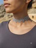 Gargantilla choker plateada de pedrería, collar ajustable, vista en el cuello