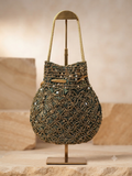 Bolso tipo saco bordado turquesa y dorado con asas de cuerda y soporte