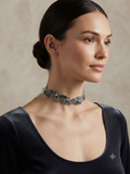 Gargantilla choker con pedrería plateada y oscura, ajustada al cuello