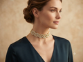 Choker de cuentas con olas doradas y plateadas, puesto en el cuello