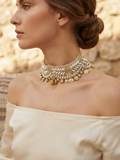 Choker de perlas y pedrería plateada, collar corto en el cuello