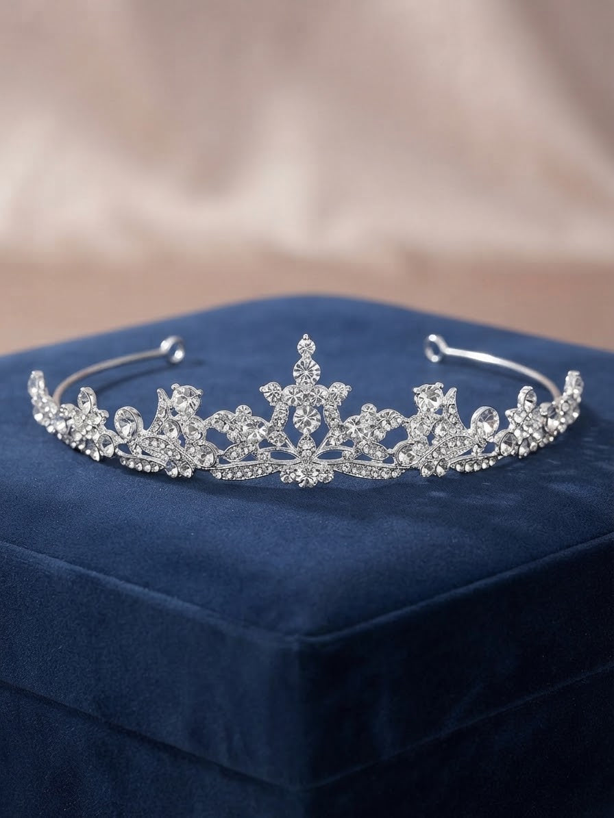 Tiara nupcial plateada con motivo central en forma de cruz y pedrería brillante