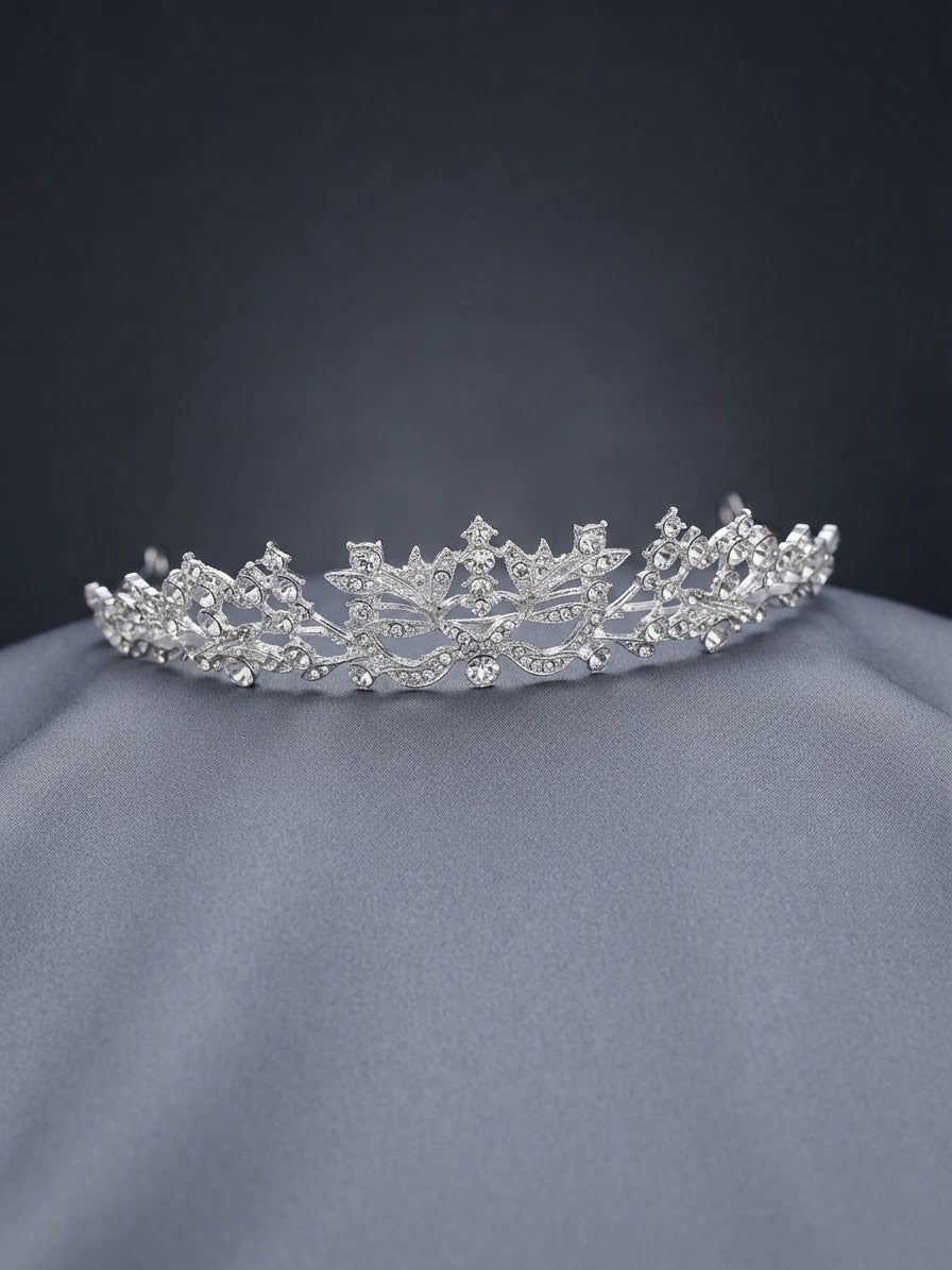 Corona de novia plateada con pedrería, varias puntas decorativas