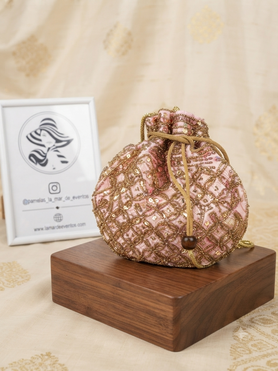Bolso saco Guyana de lentejuelas rosa y dorado, cierre con cordón y borlas
