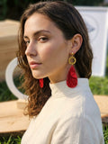 Pendientes con aro dorado y colgante de gota roja