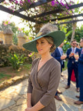 Sombrero Pamela Claire de ala ancha verde oscuro, con cinta
