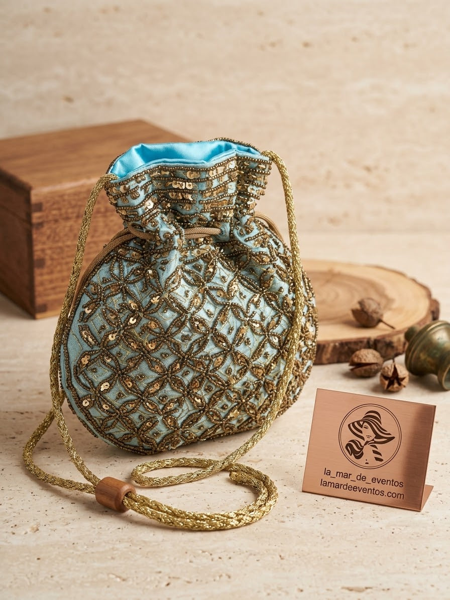 Bolso de saco redondeado con lentejuelas doradas y turquesa, cordón y asa.