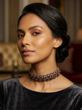 Choker de cuentas ovaladas ámbar y negras con brillo, puesto en modelo.