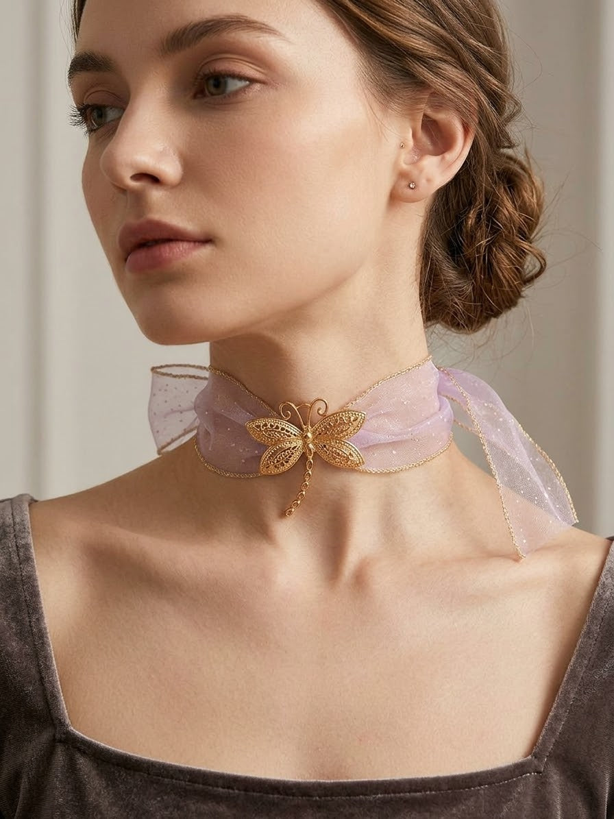 Gargantilla choker de encaje rosa con dije dorado de libélula al centro