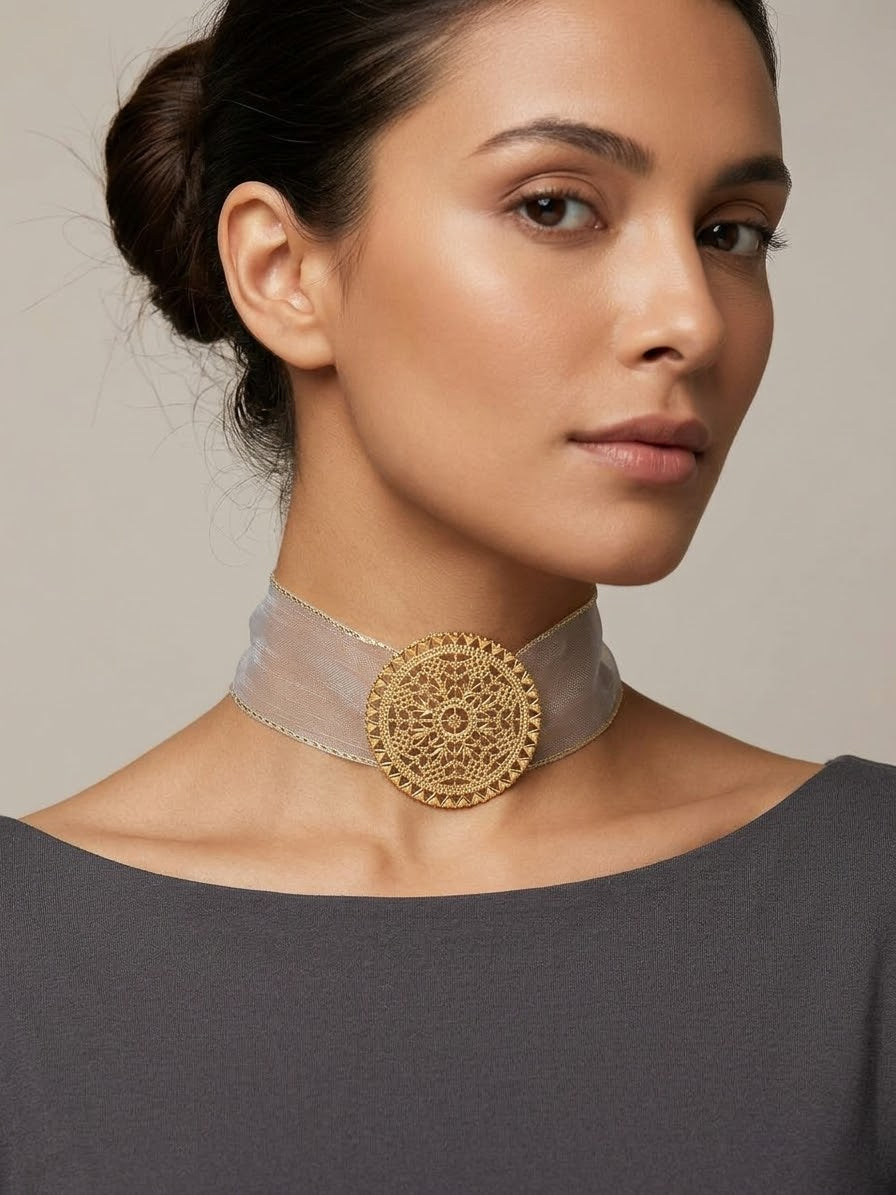 Choker con organza marfil y medallón circular dorado; usado en el cuello