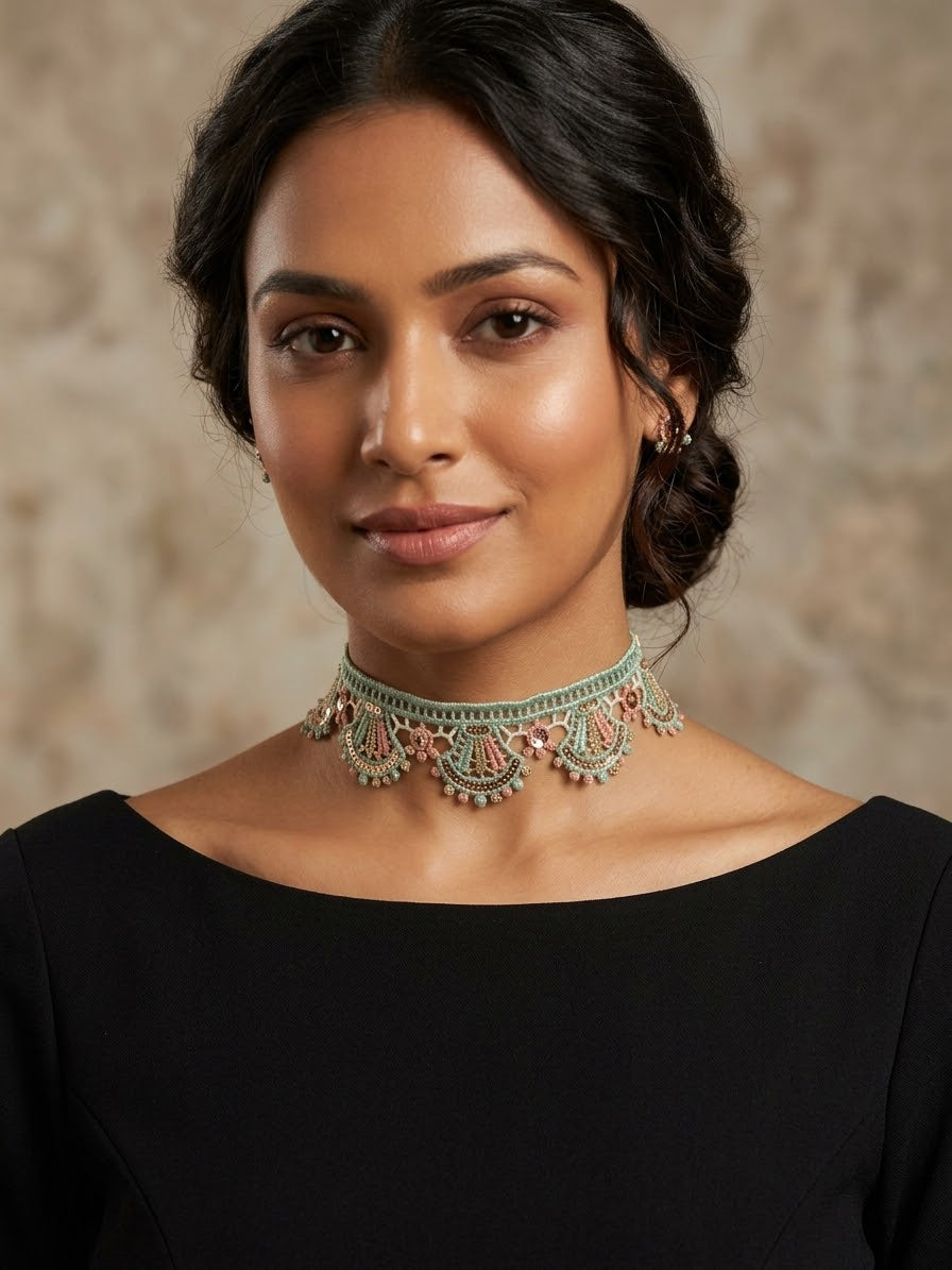 Gargantilla vintage menta con bordado y cuentas ornamentales, puesta en el cuello