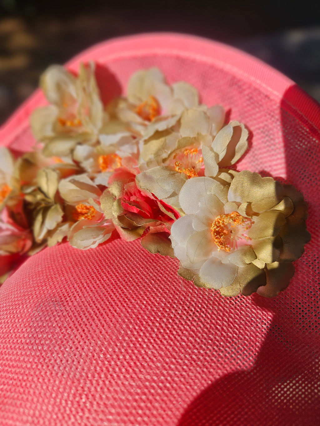 Pamela rosa con adorno floral crema y naranja, vista superior y lateral
