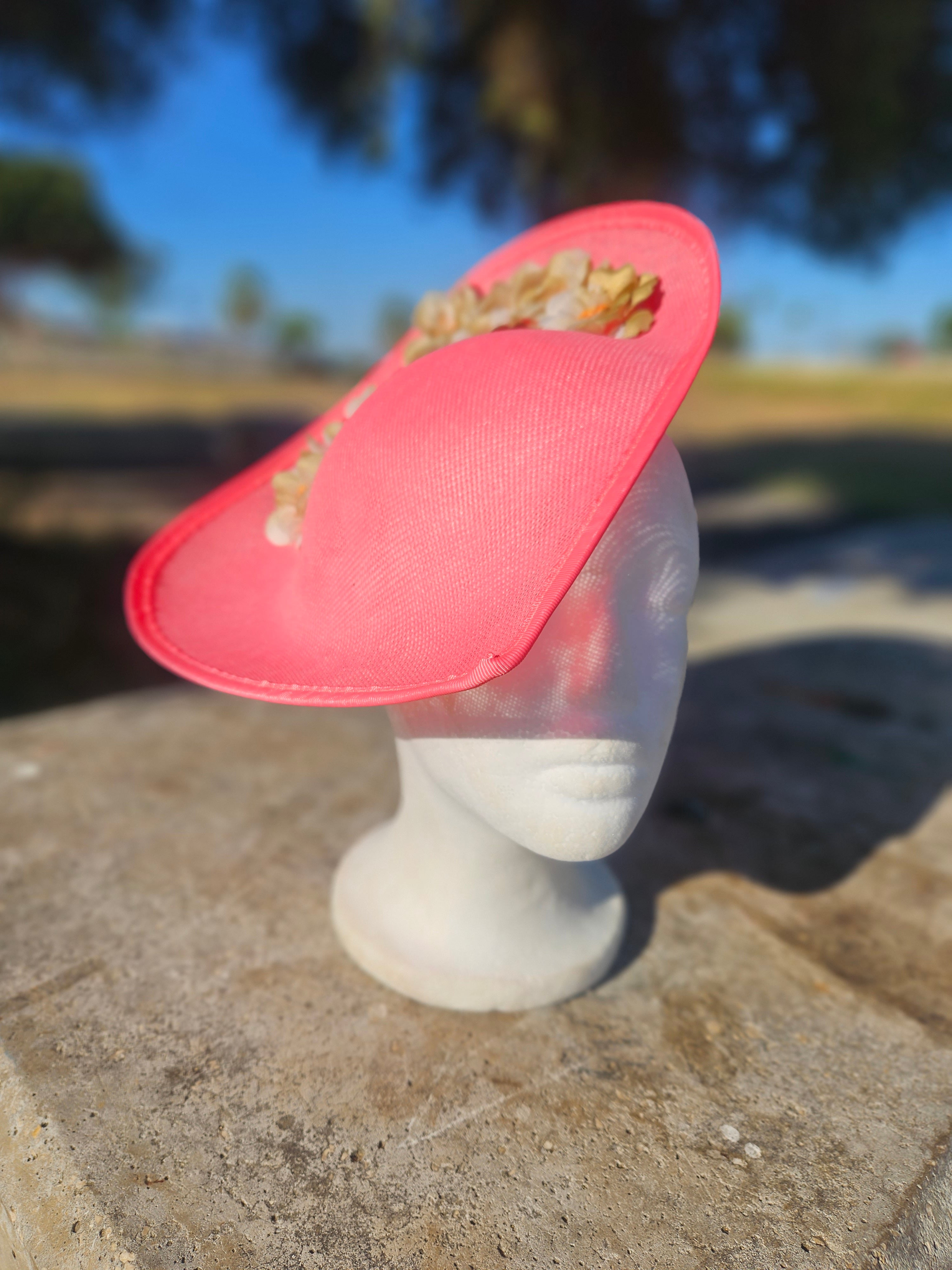 Pamela rosa con copa alta y pequeño adorno floral crema, vista lateral