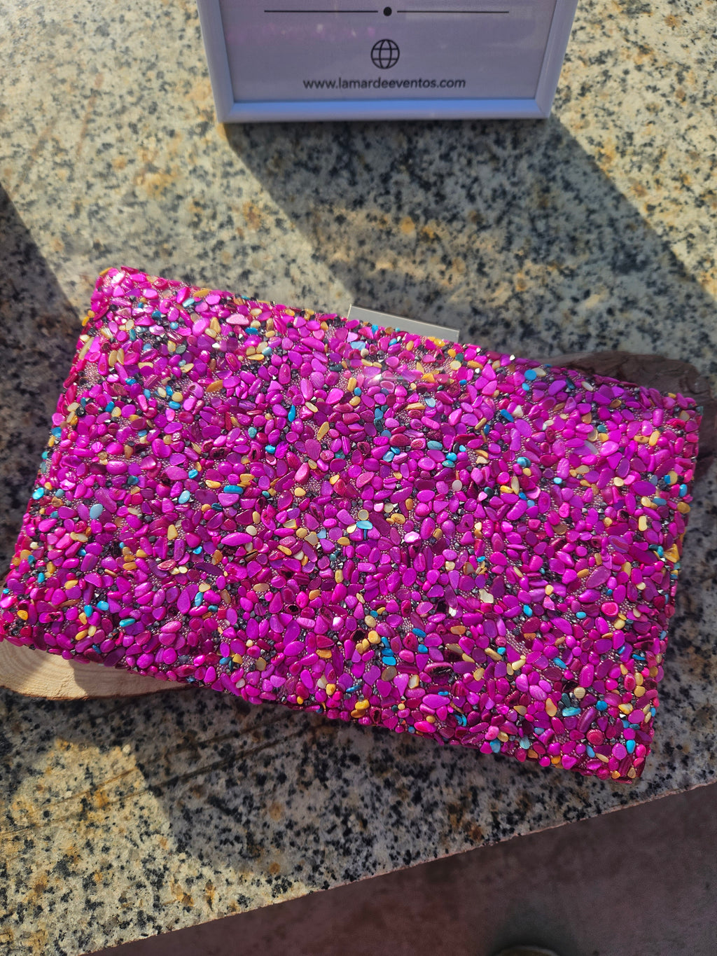 Clutch pedrería fucsia