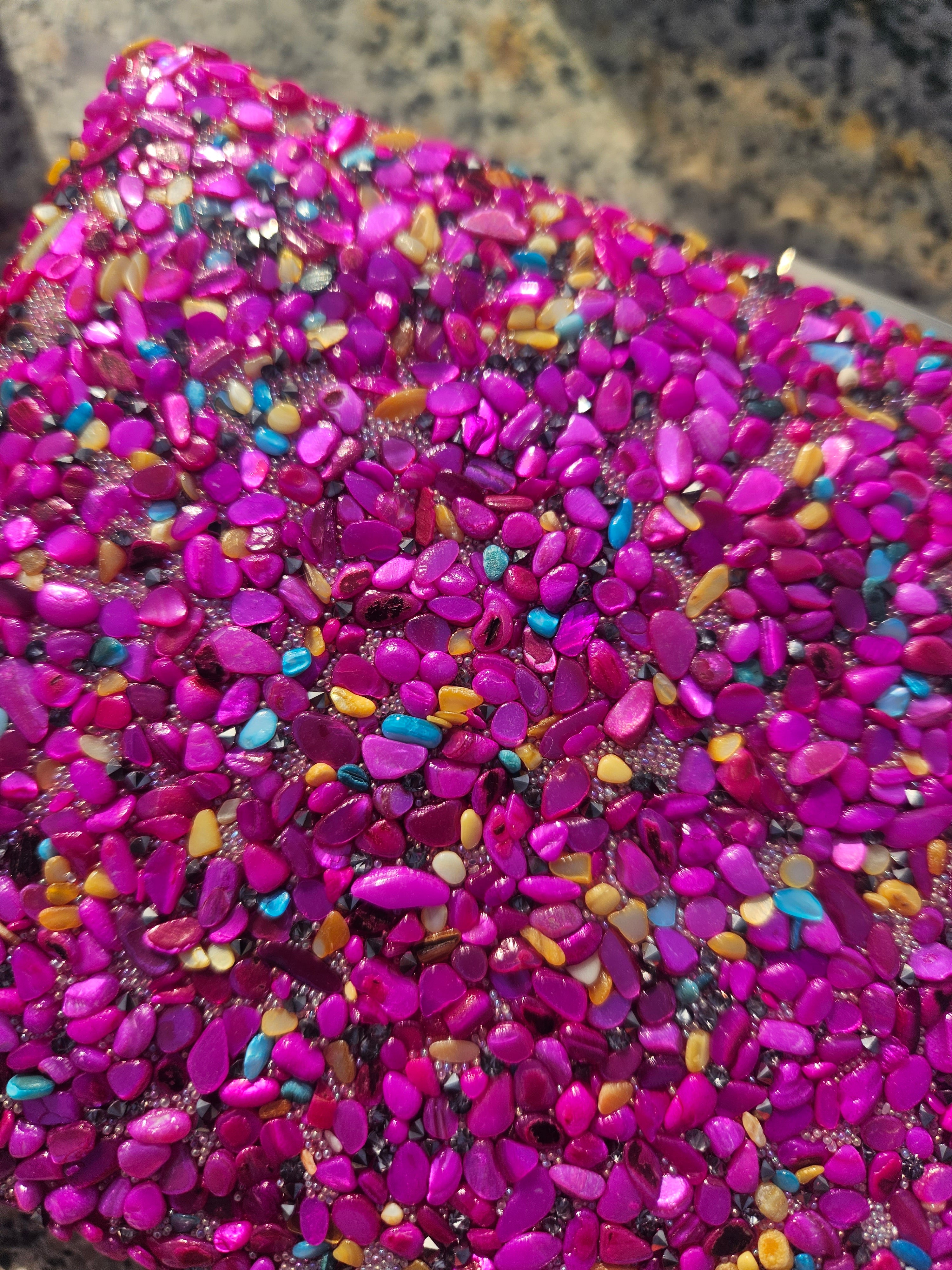 Clutch pedrería fucsia