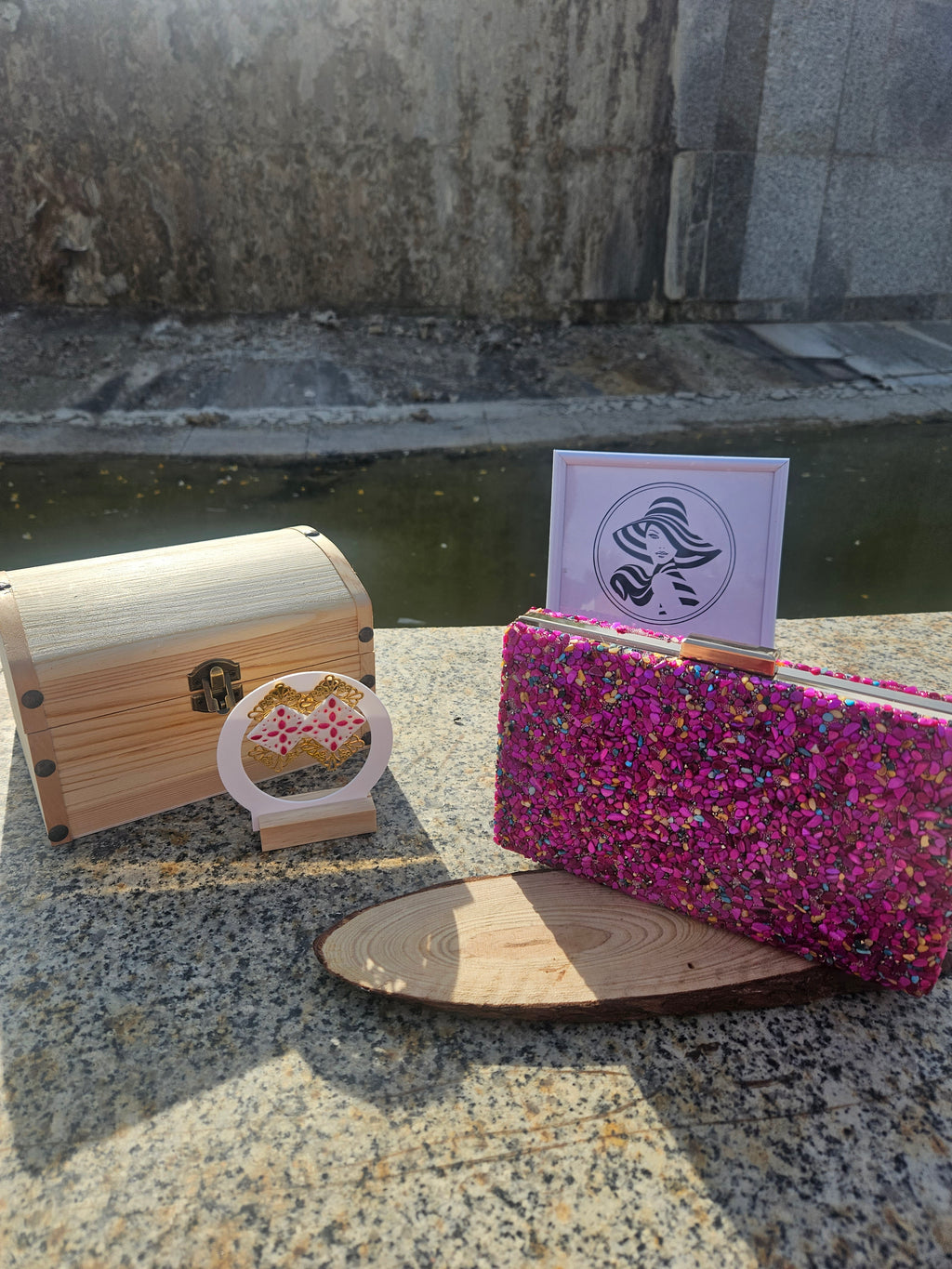 Clutch pedrería fucsia