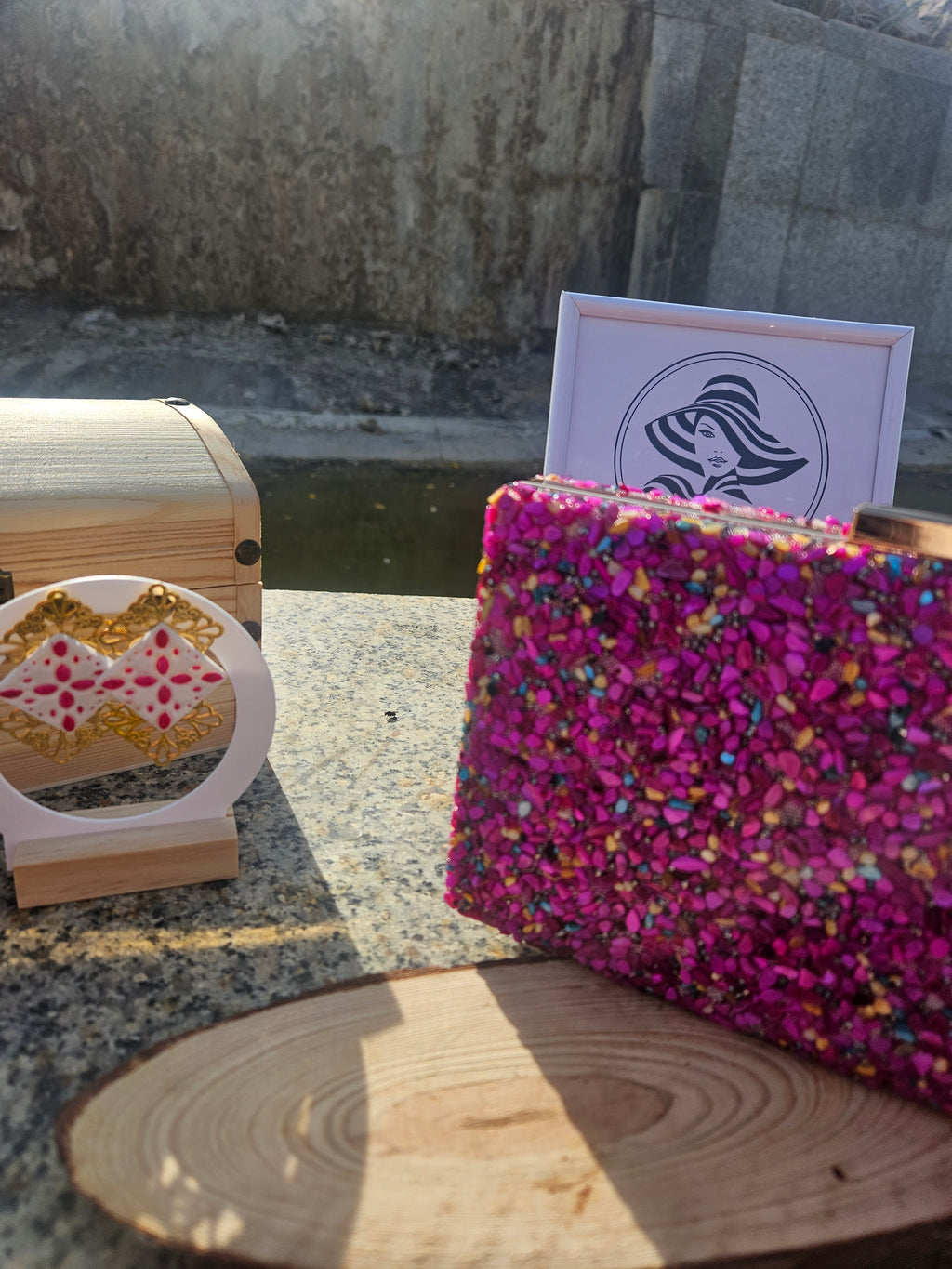 Clutch pedrería fucsia