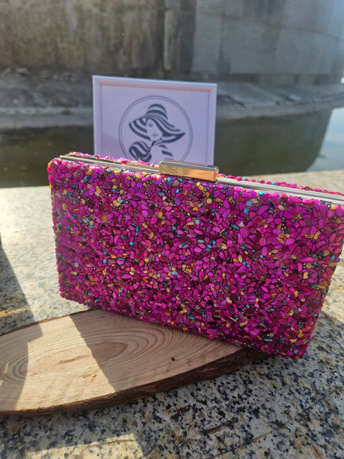 Clutch pedrería fucsia