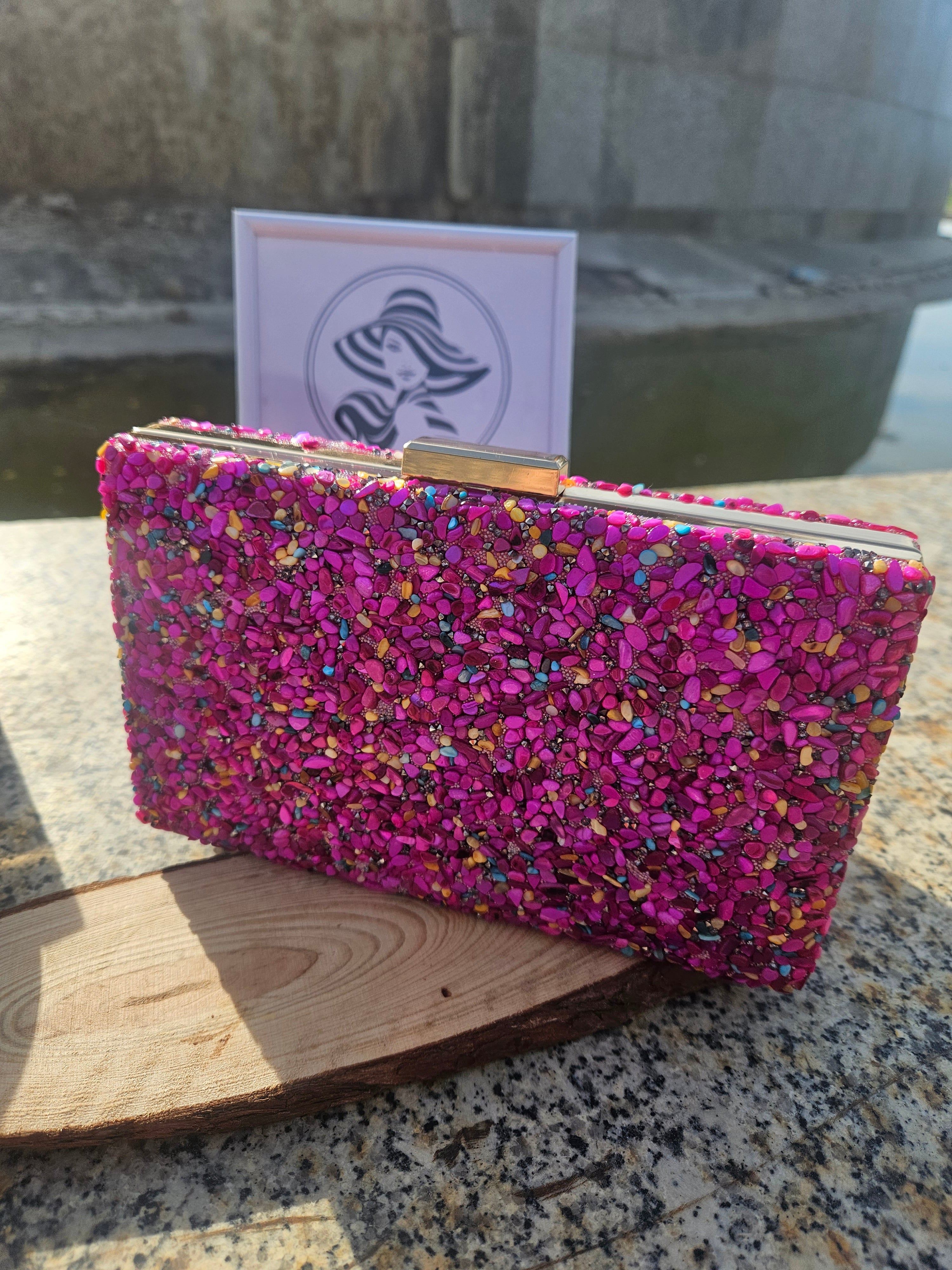 Clutch pedrería fucsia