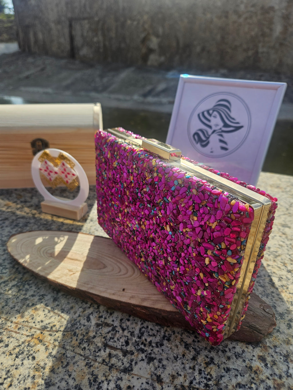 Clutch pedrería fucsia