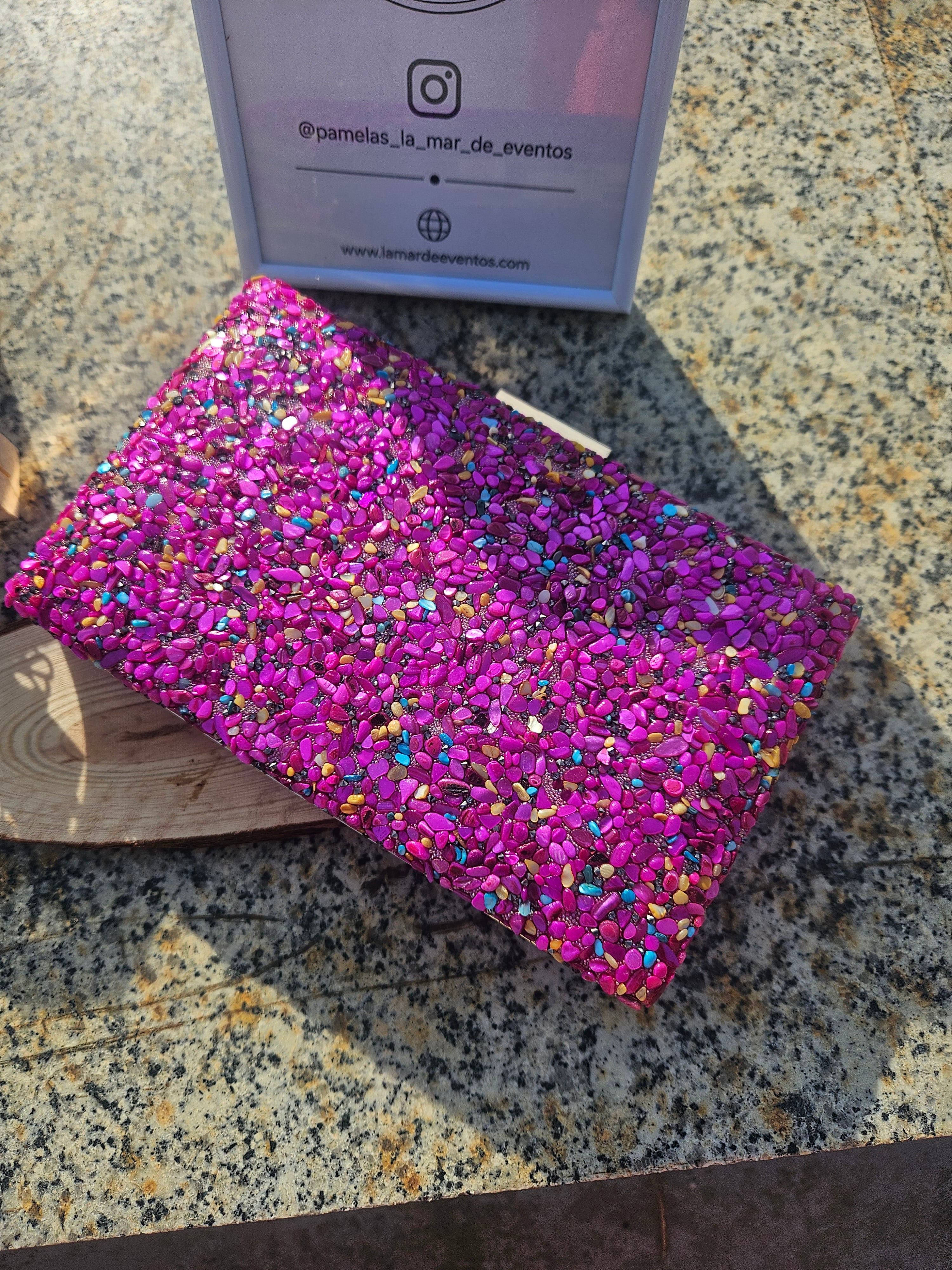 Clutch pedrería fucsia