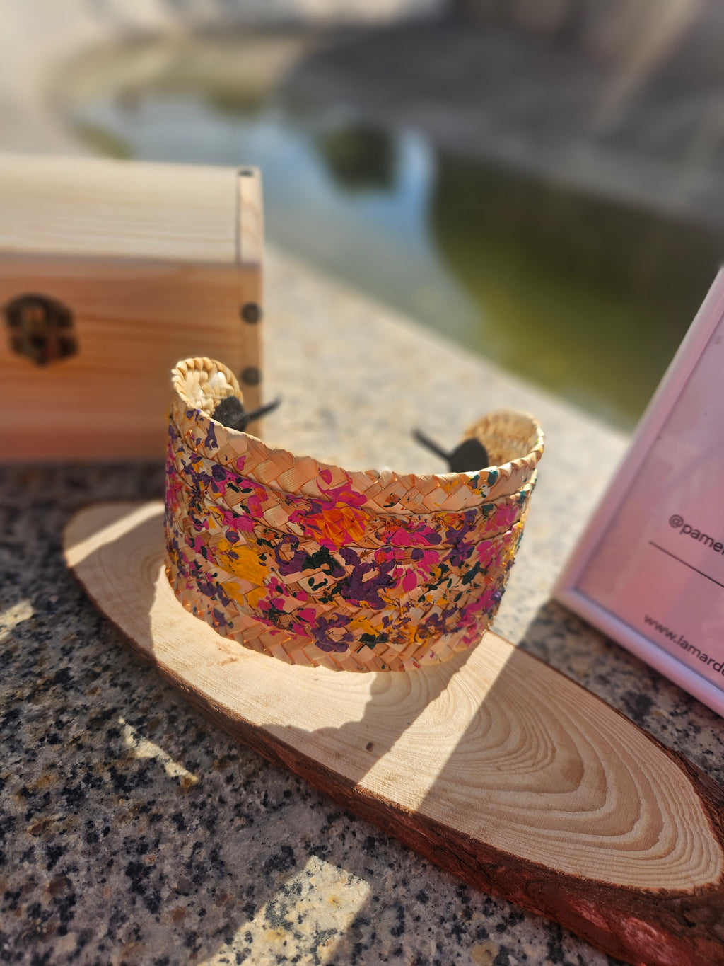 Diadema trenzada beige con tejido multicolor naranja, morado y verde, estilo curvo
