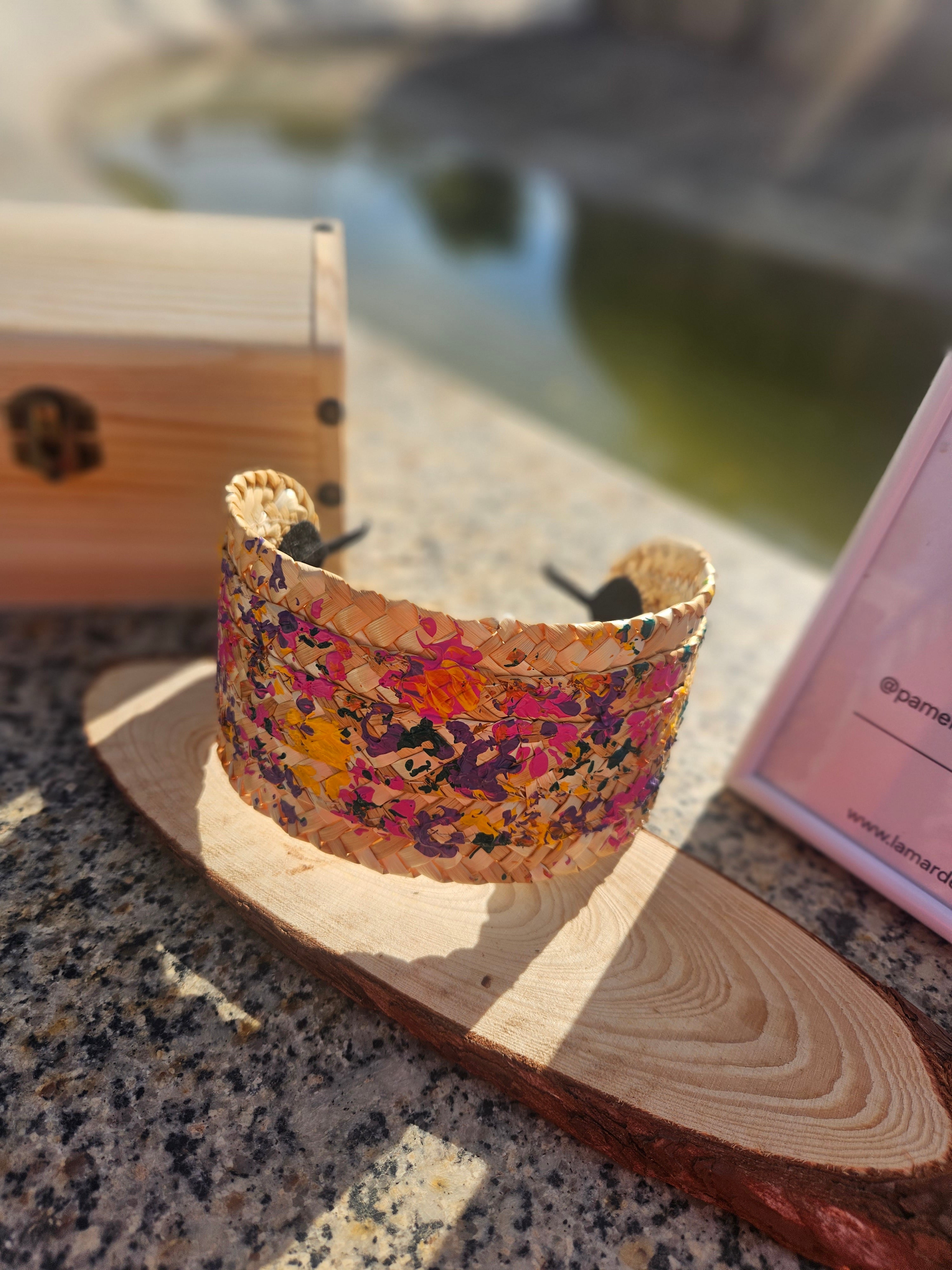 Diadema trenzada beige con tejido multicolor naranja, morado y verde, estilo curvo