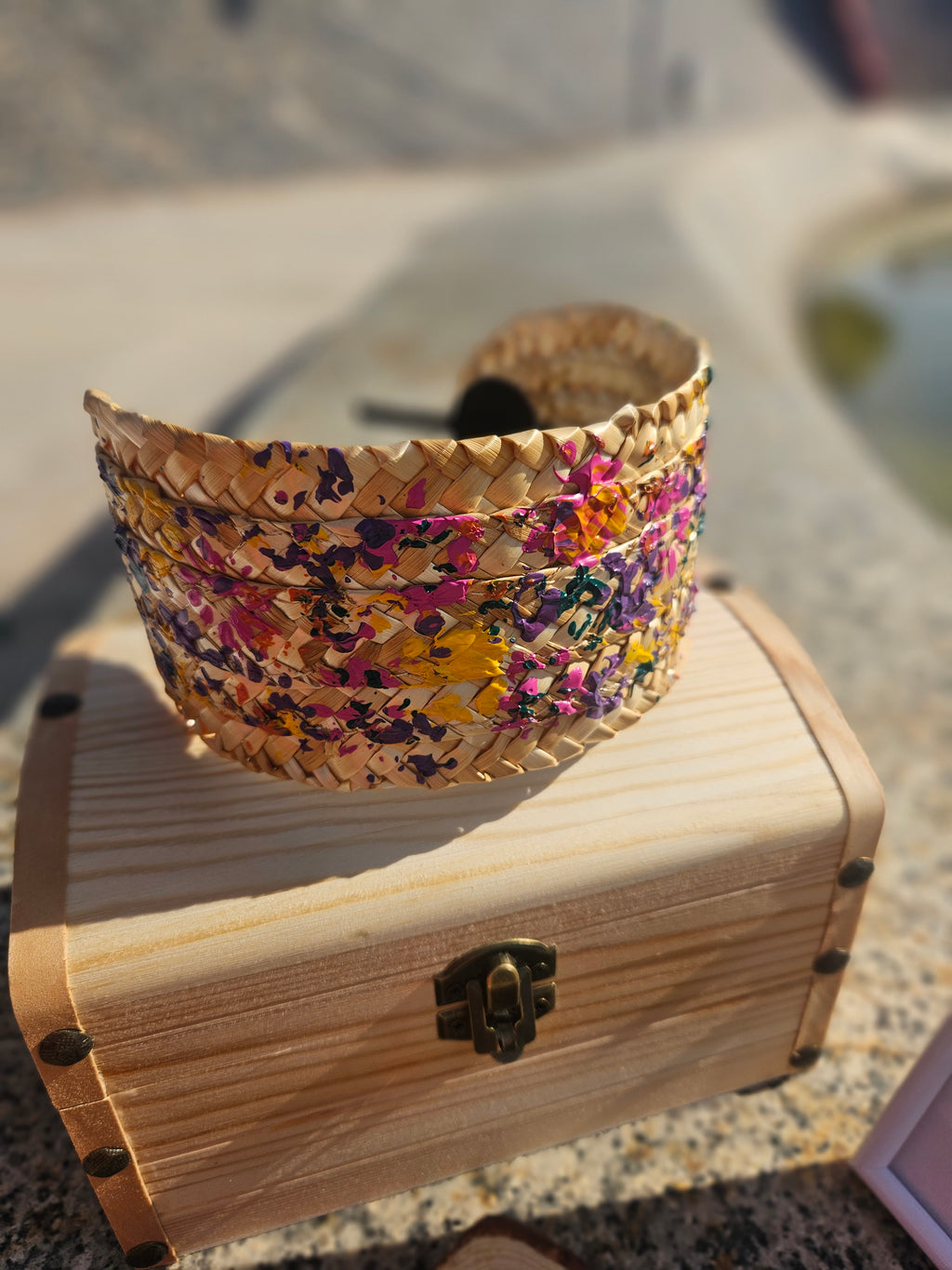 Diadema trenzada multicolor con base beige y aspecto tejido tipo cuerda, forma ancha