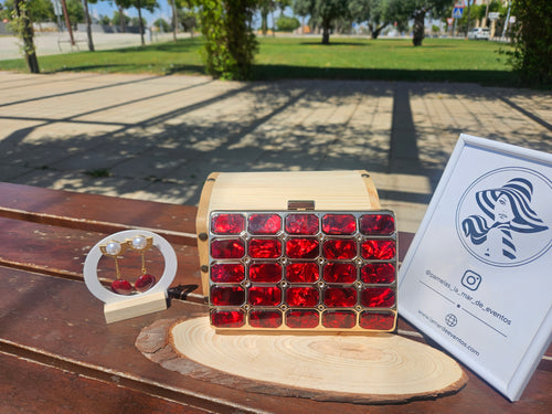 Bolso Esmeralda clutch de joya rojo rubí artesanal hecho a mano en Sevilla | La Mar de Eventos