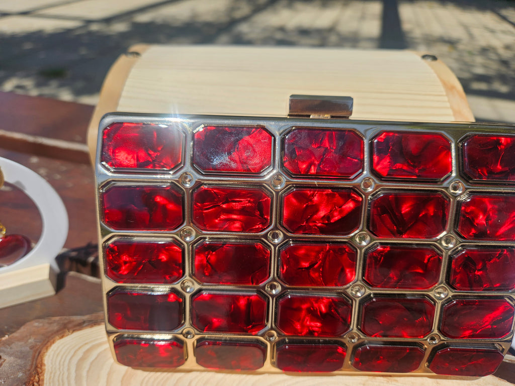 Bolso Esmeralda clutch de joya rojo rubí artesanal hecho a mano en Sevilla | La Mar de Eventos