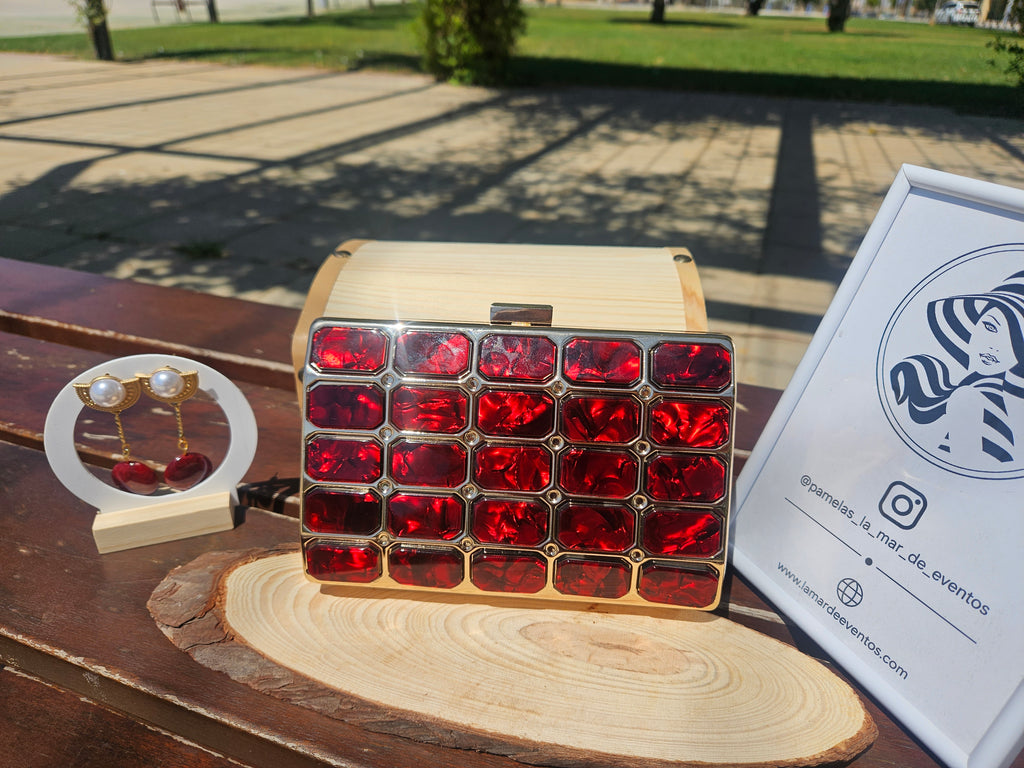 Bolso Esmeralda clutch de joya rojo rubí artesanal hecho a mano en Sevilla | La Mar de Eventos