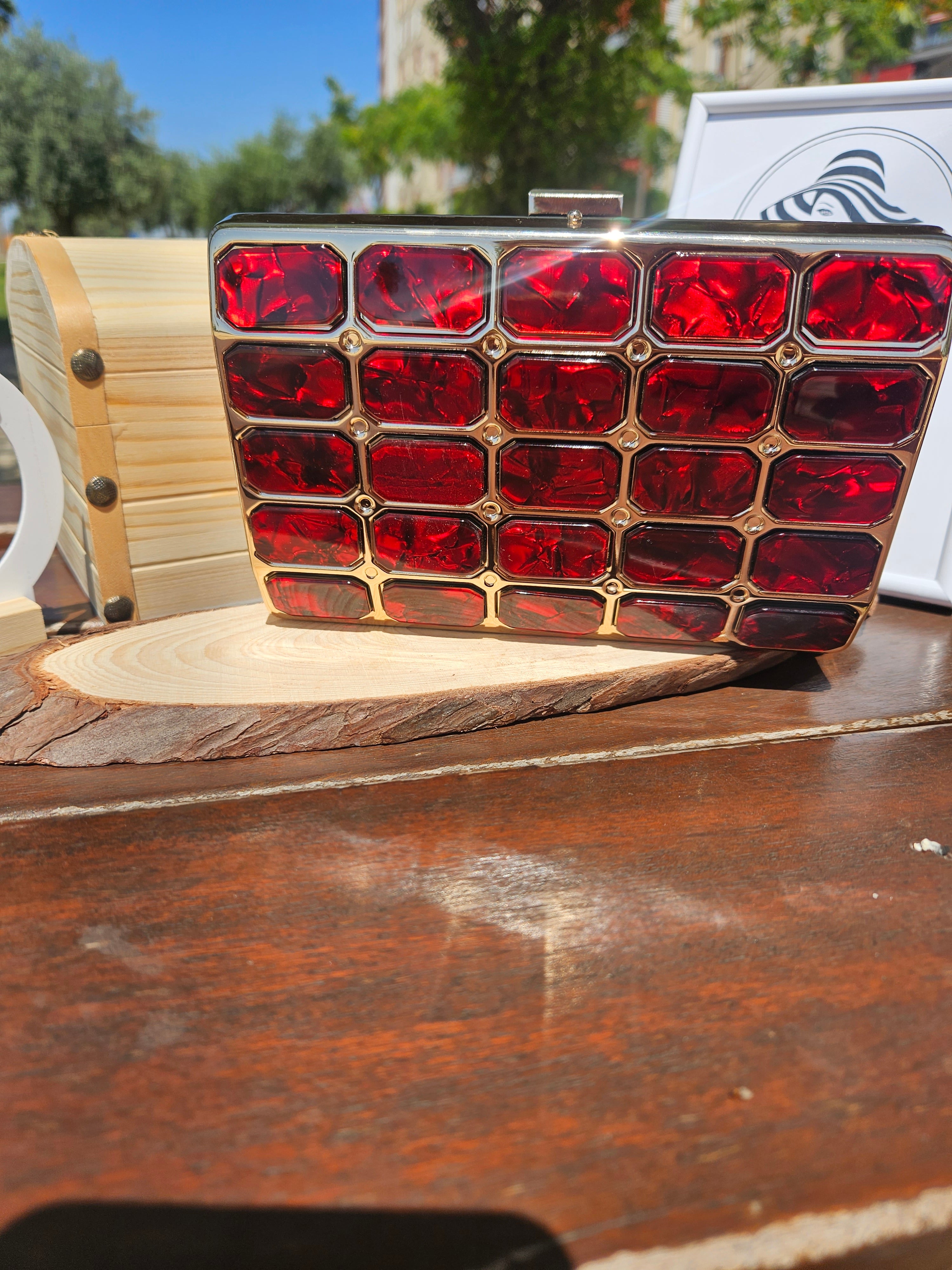 Bolso Esmeralda clutch de joya rojo rubí artesanal hecho a mano en Sevilla | La Mar de Eventos