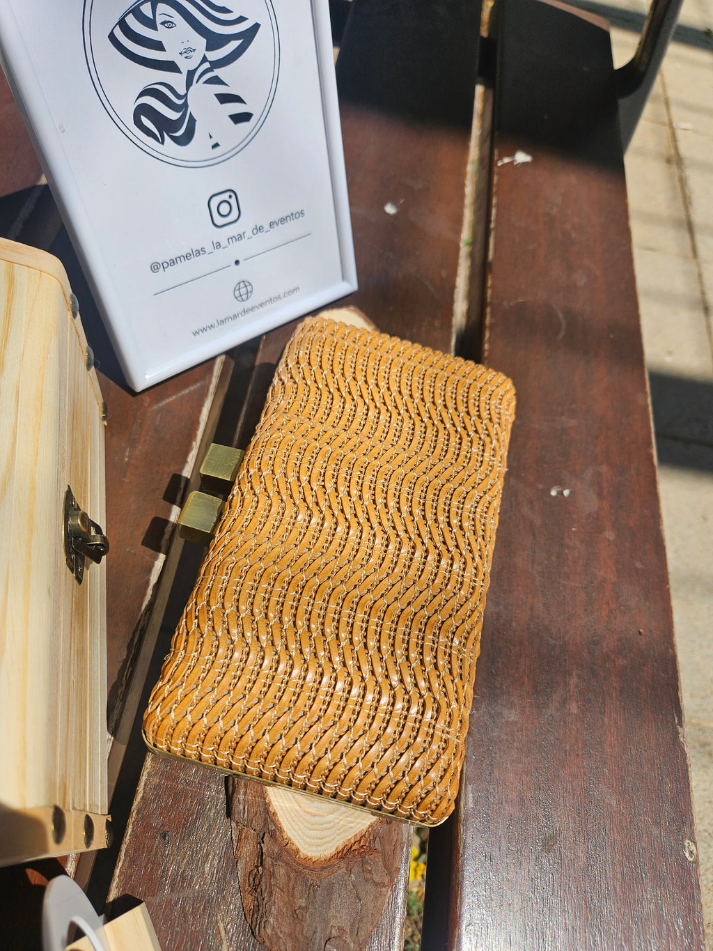 Bolso de rafia camel con cierre metálico en la parte superior y asa corta
