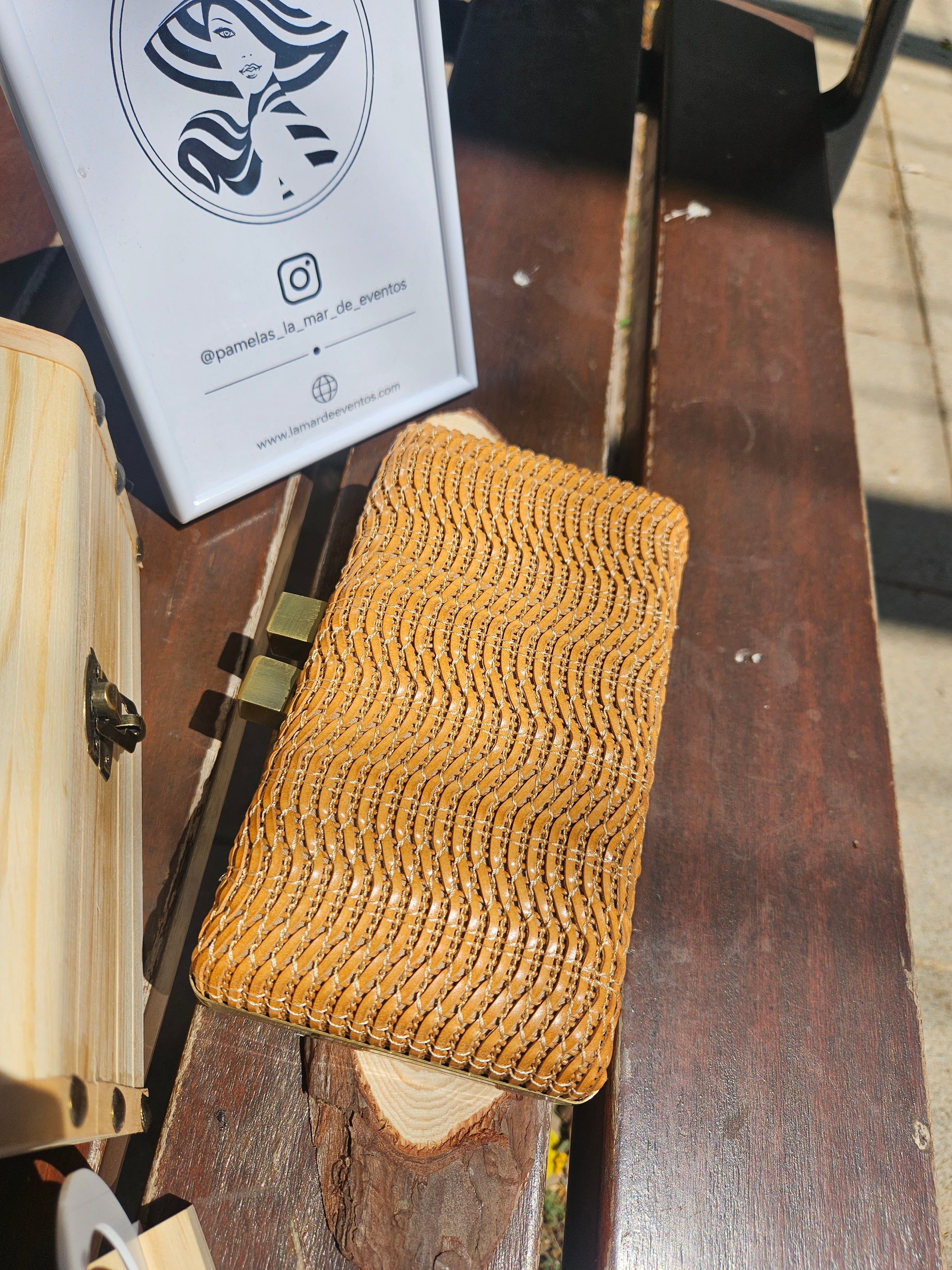 Bolso de rafia camel con cierre metálico en la parte superior y asa corta