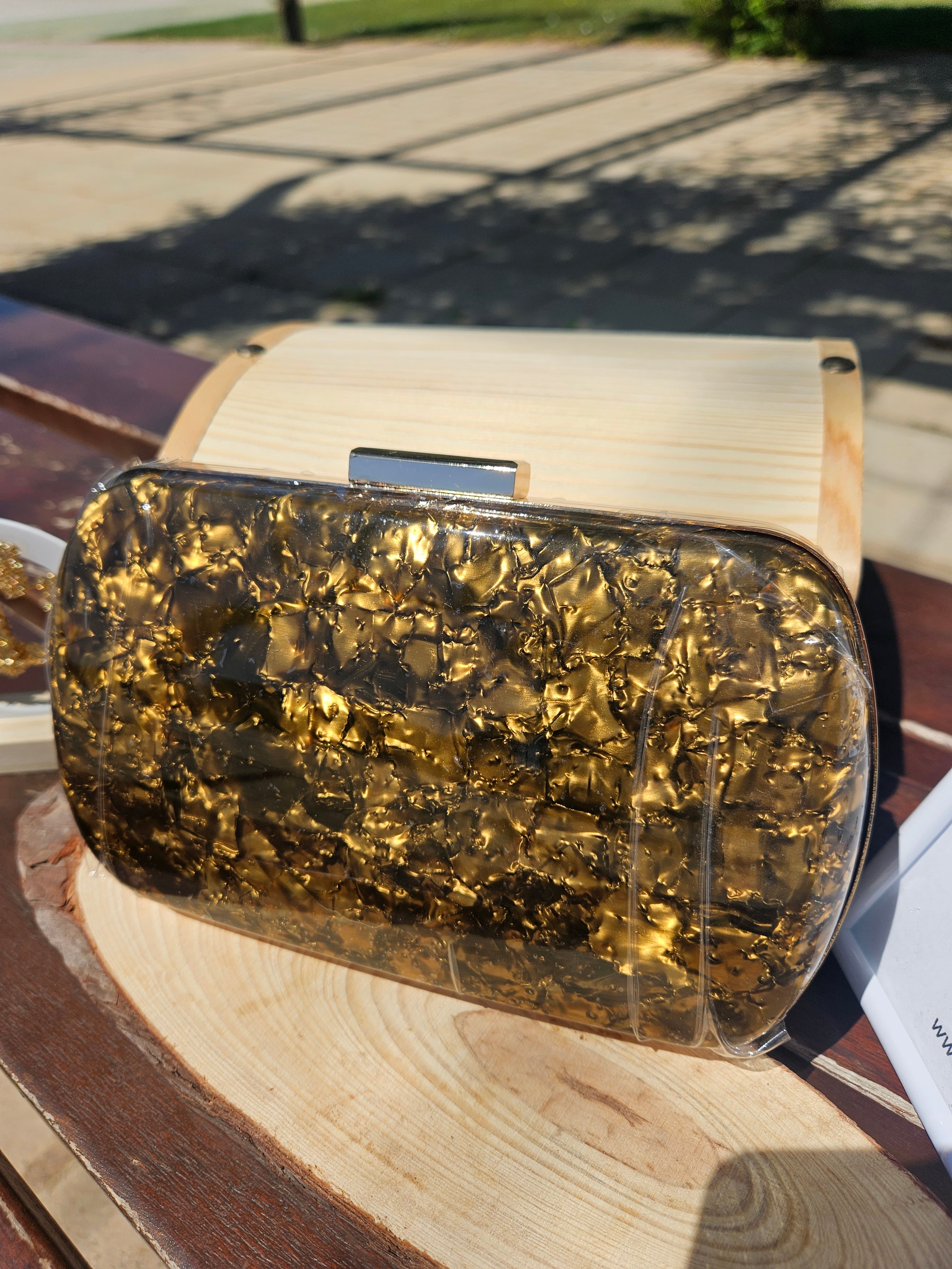 Bolso NY con asa corta y cierre metálico; acabado dorado texturizado