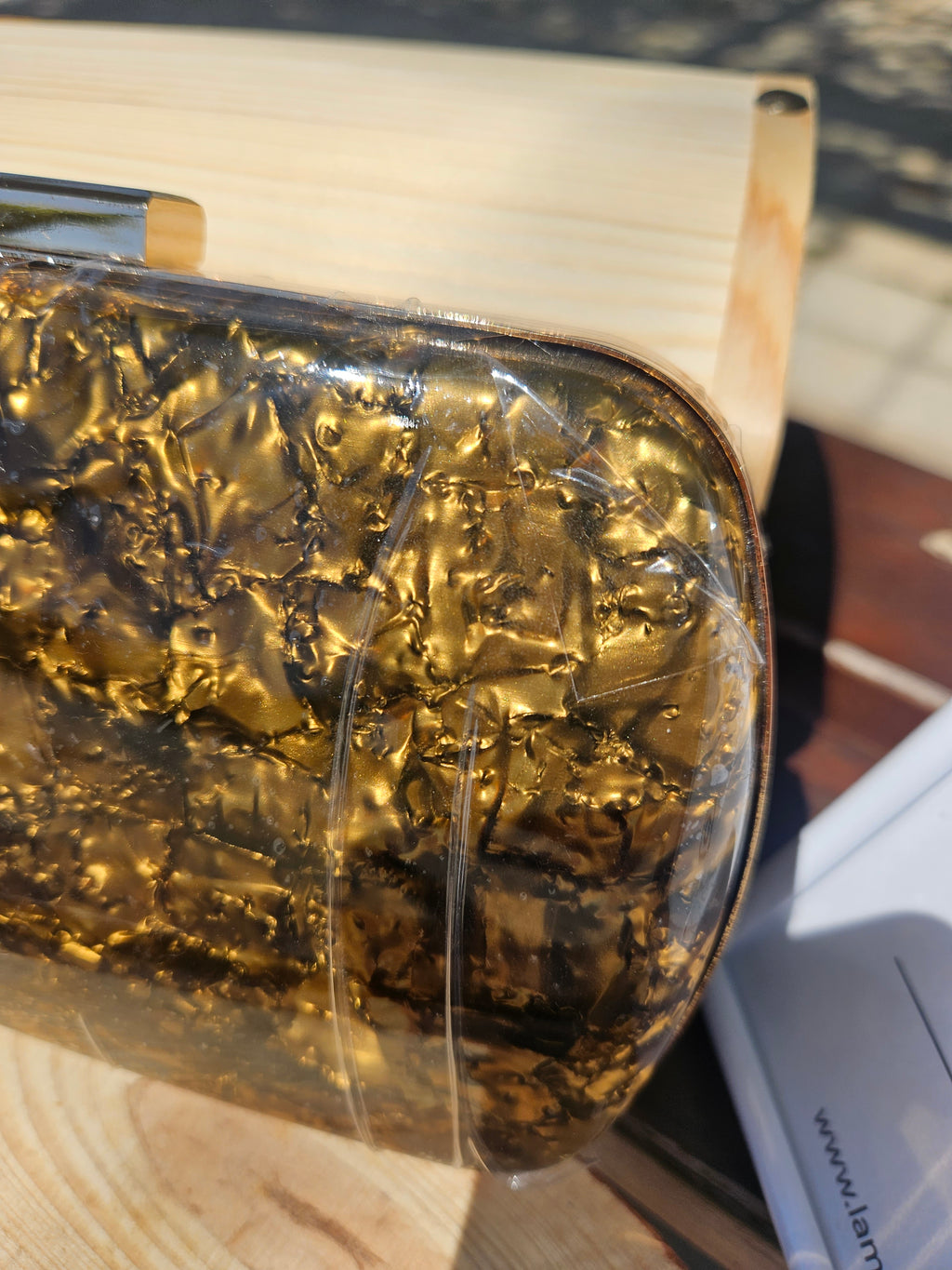 Bolso NY dorado con textura arrugada y cierre metálico rectangular