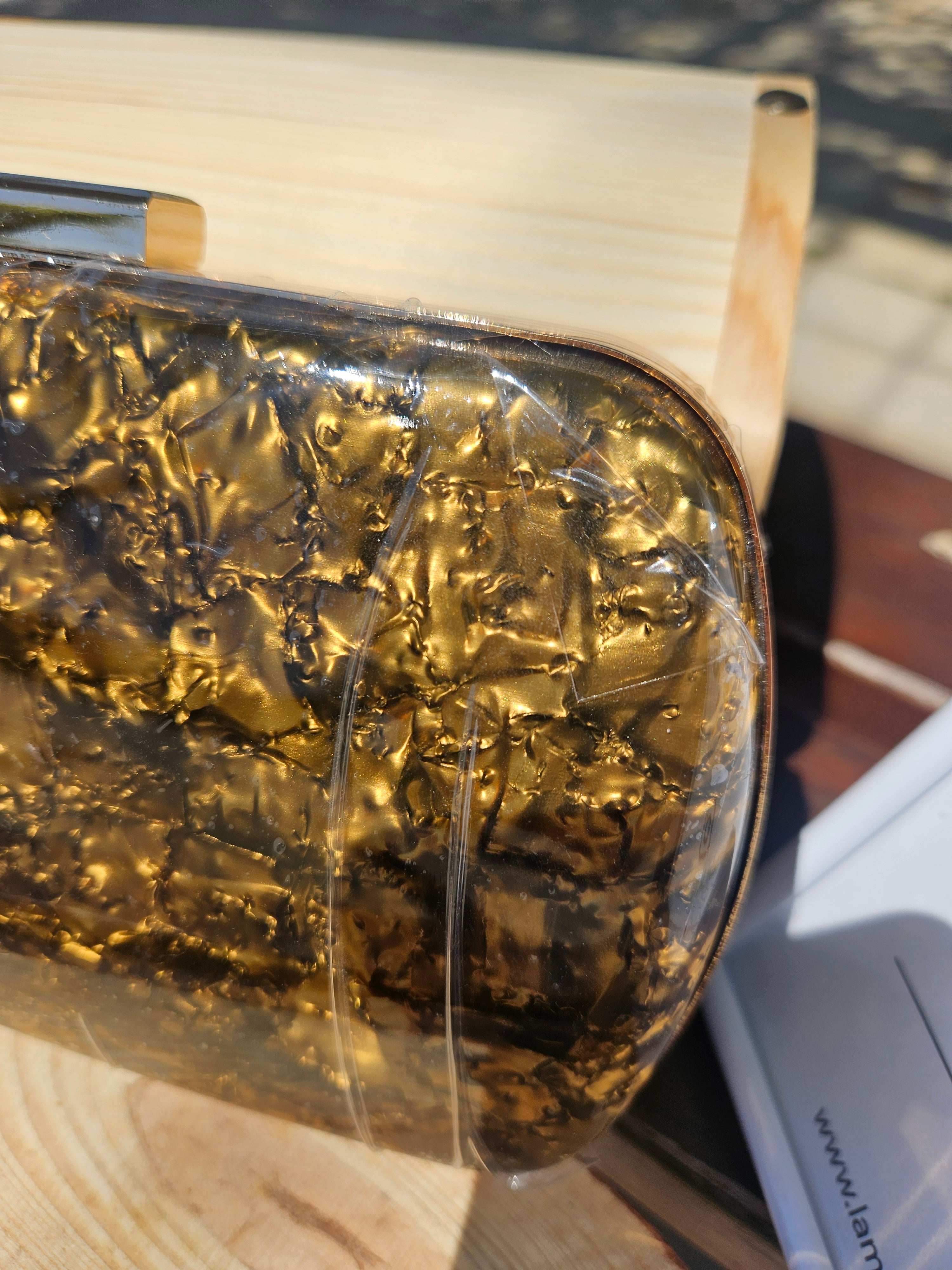 Bolso NY dorado con textura arrugada y cierre metálico rectangular