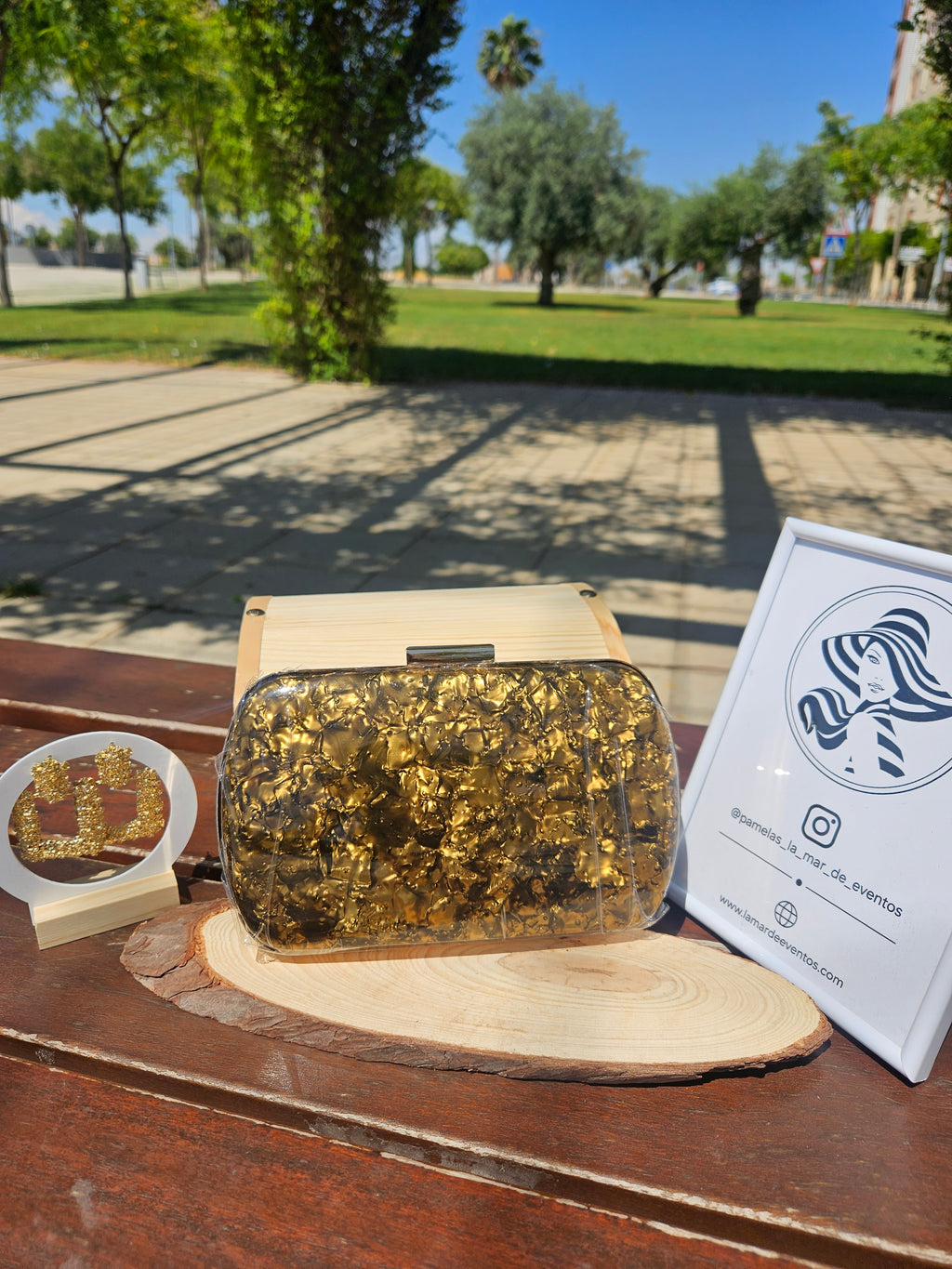 Bolso NY con asa corta y cierre plateado; superficie dorada brillante con relieve