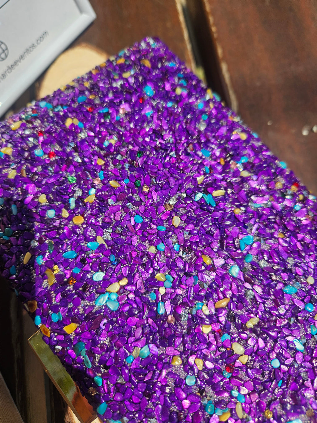 Bolso Bali morado con textura tipo glitter y pedrería multicolor