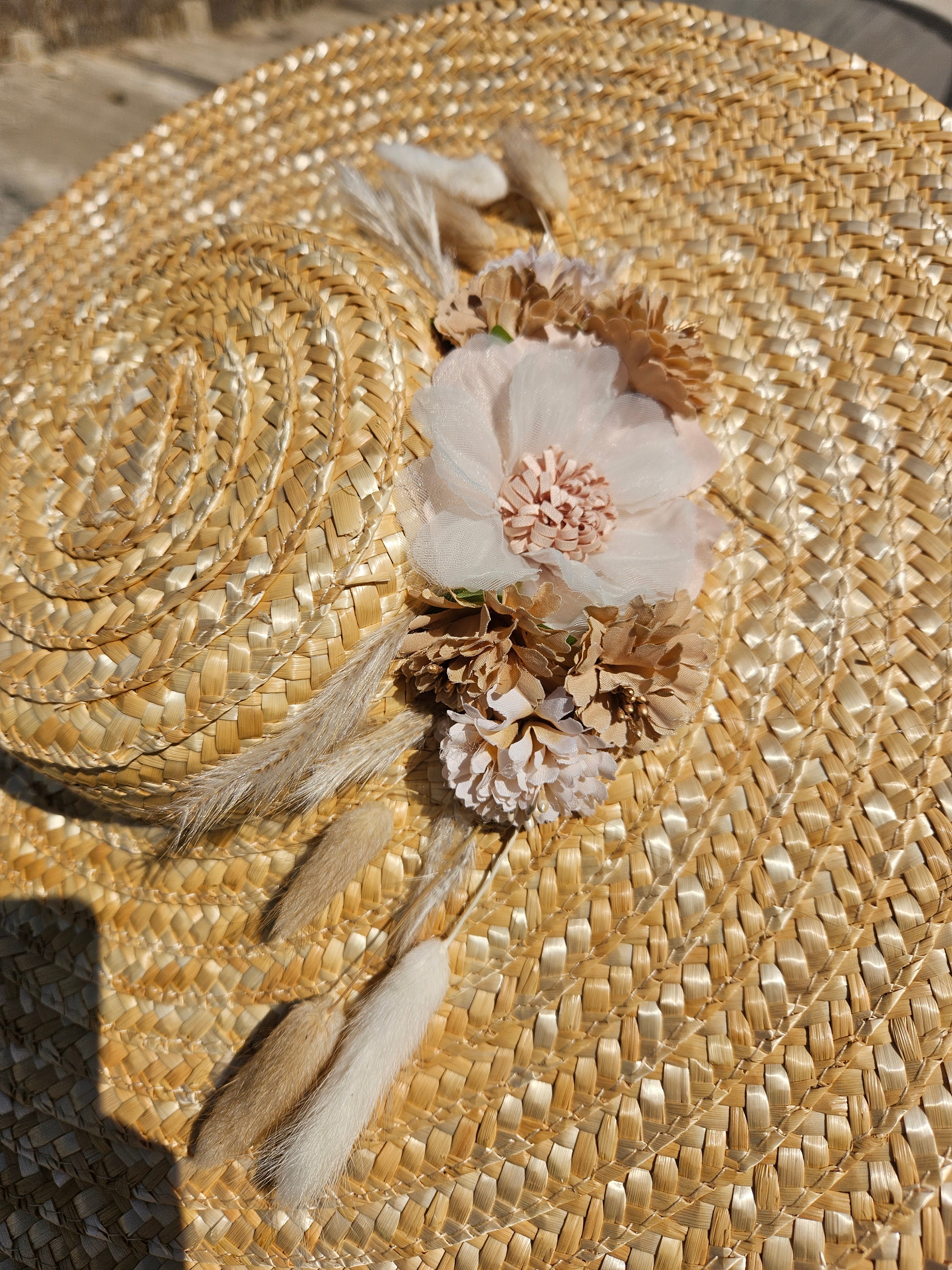Sombrero de paja trenzada con flores beige y cinta blanca en la banda