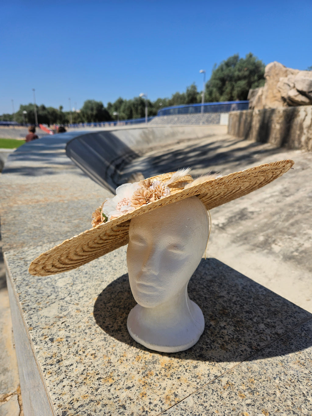 Sombrero de paja ancho con flores crema y cinta blanca, diseño trenzado