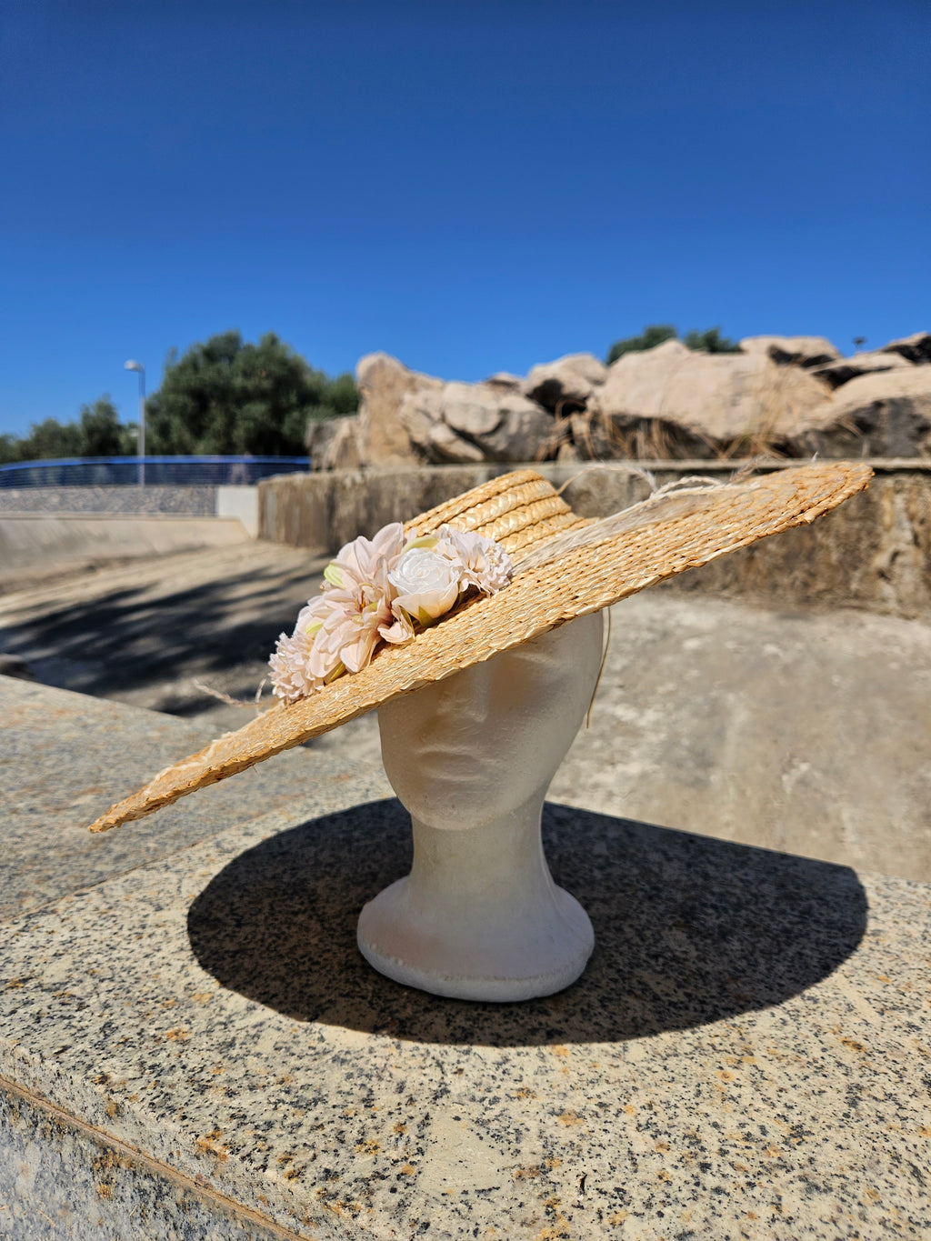 Sombrero de paja beige con flor rosa y ala larga, corona trenzada en espiral