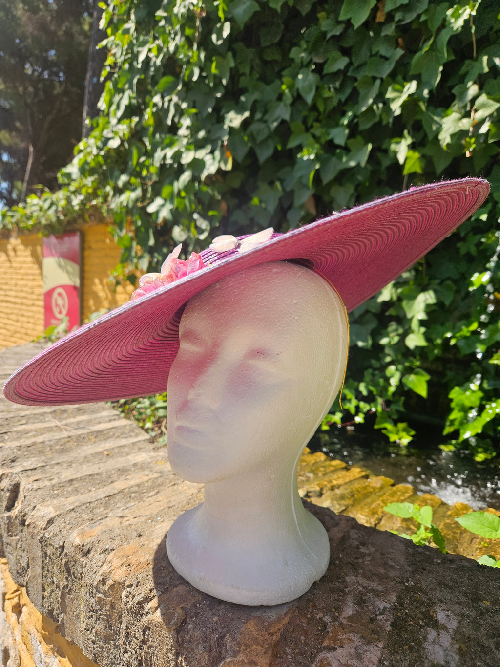 Pamela fucsia de ala ancha con flores rosas y mariposas, vista lateral