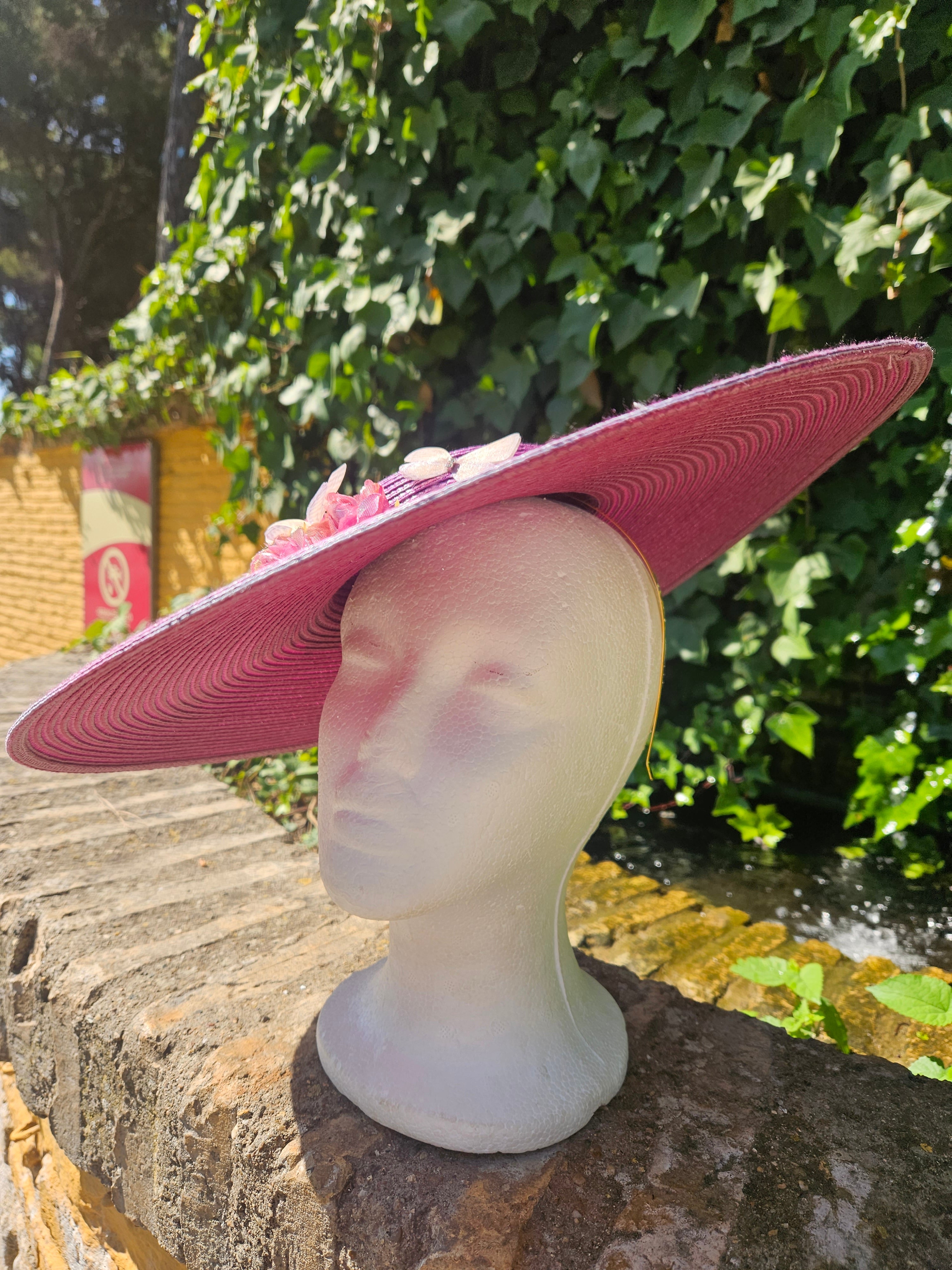 Pamela fucsia de ala ancha con flores rosas y mariposas, vista lateral