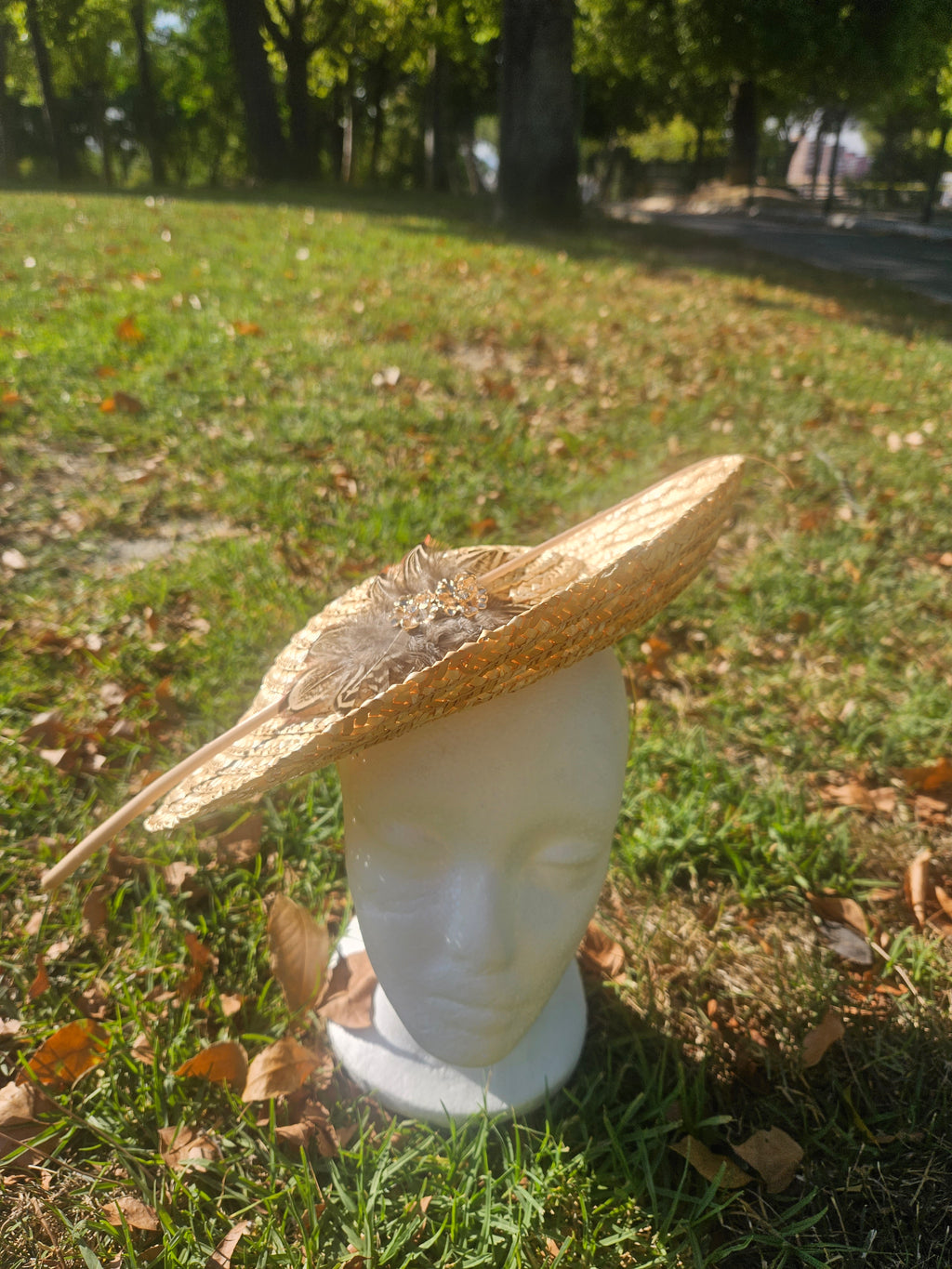Sombrero tipo pamela beige de ala ancha en forma de cono, sin modelo visible