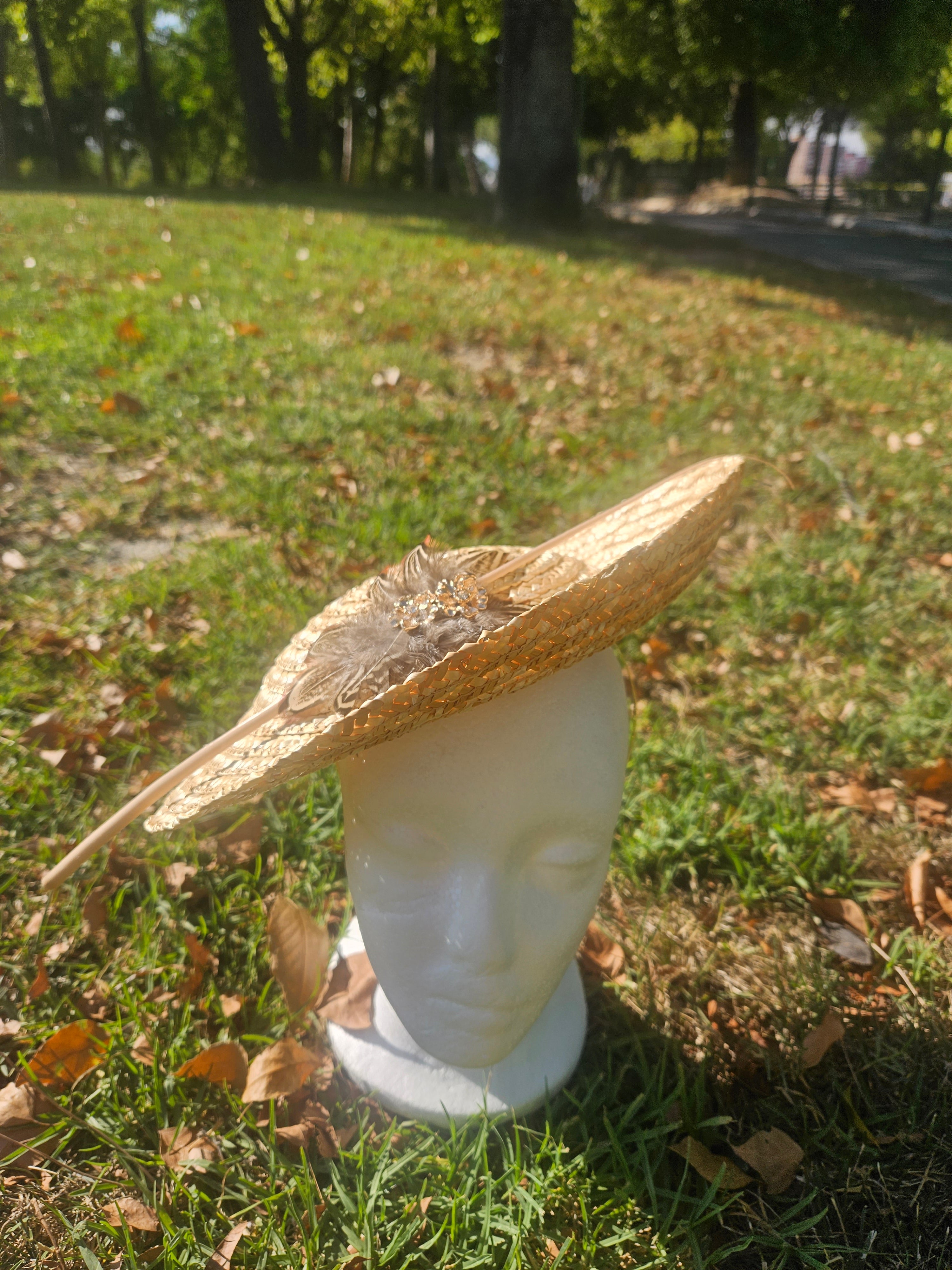Sombrero tipo pamela beige de ala ancha en forma de cono, sin modelo visible