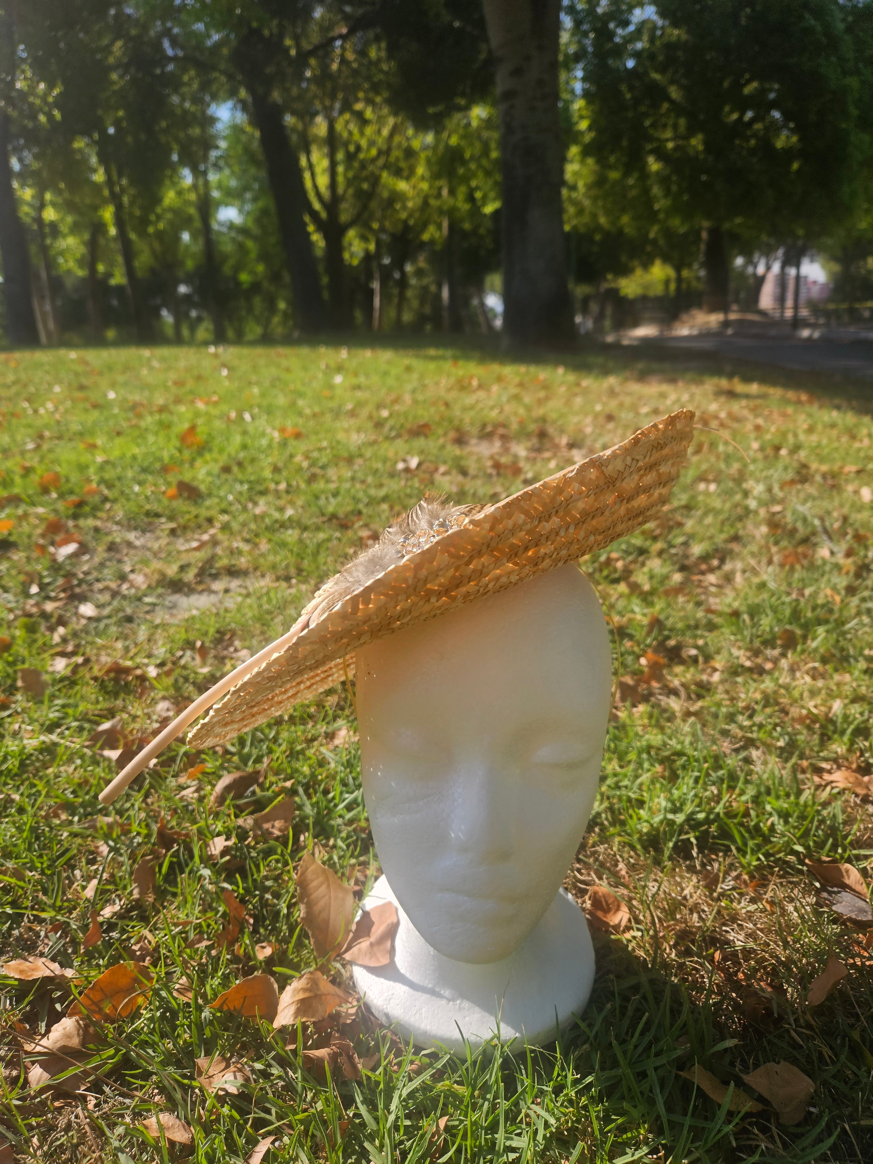 Sombrero tipo pamela beige de ala ancha sobre maniquí, con cinta interior visible